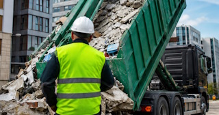 Вывоз строительного мусора в Междуреченске: услуги лицензированной компании — ПроМусор